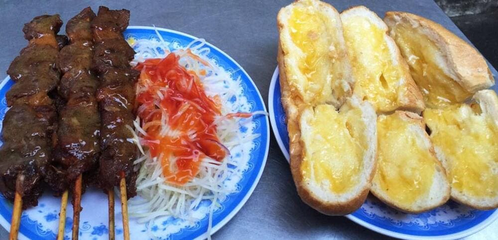 Bánh mì phủ bơ ăn kèm bò nướng sốt đậm đà (Nguồn: Internet)